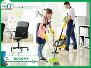Đại diện Hoàn Mỹ Clean và khách hàng ký kết hợp đồng cam kết chất lượng dịch vụ vệ sinh văn phòng.