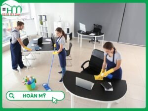 Nhân viên tạp vụ tòa nhà đang thực hiện quy trình lau sàn đá sảnh đón tiếp theo check list công việc