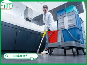 Đội ngũ nhân sự tạp vụ tòa nhà của Hoàn Mỹ Clean mặc đồng phục chỉnh tề tham gia khóa đào tạo chuyên môn