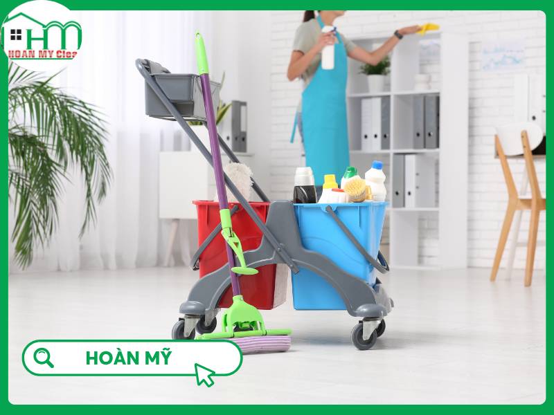 Chuyên viên Hoàn Mỹ Clean tư vấn giải đáp thắc mắc về chi phí cung cấp nhân viên tạp vụ tòa nhà cho đối tác