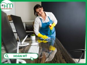 Giám sát trưởng kiểm tra checklist chất lượng vệ sinh hành lang tòa nhà theo chuẩn 5S
