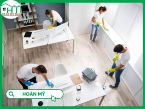 Sử dụng máy chà sàn công nghiệp ngồi lái làm sạch sàn epoxy tầng hầm tòa nhà